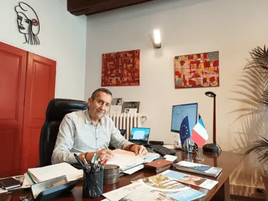 Claude Morel dans son bureau de Maire