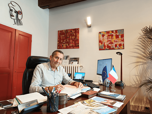 Claude Morel dans son bureau de Maire